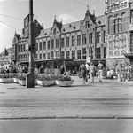 150083 Gezicht op een gedeelte van de voorgevel van het N.S.-station Amsterdam C.S. te Amsterdam.